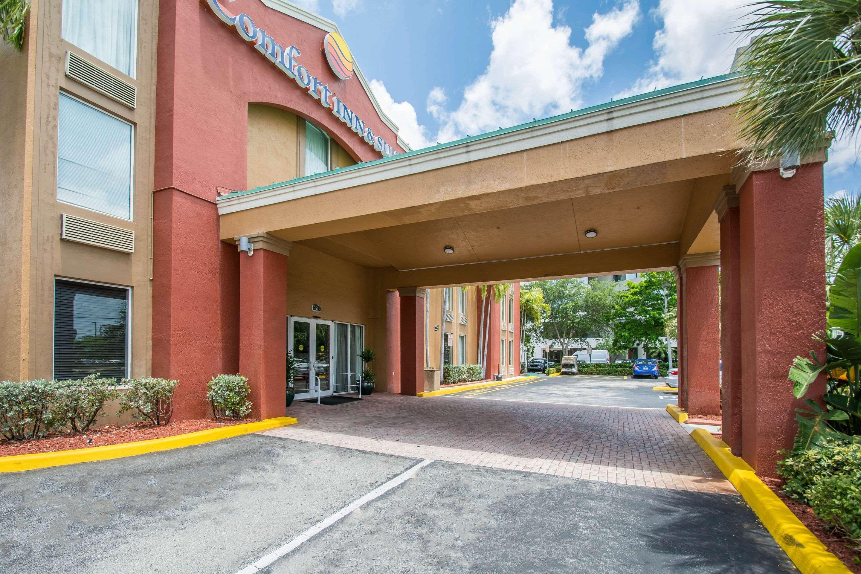 Comfort Inn & Suites Fort Lauderdale West Turnpike Lauderdale Lakes Exterior photo