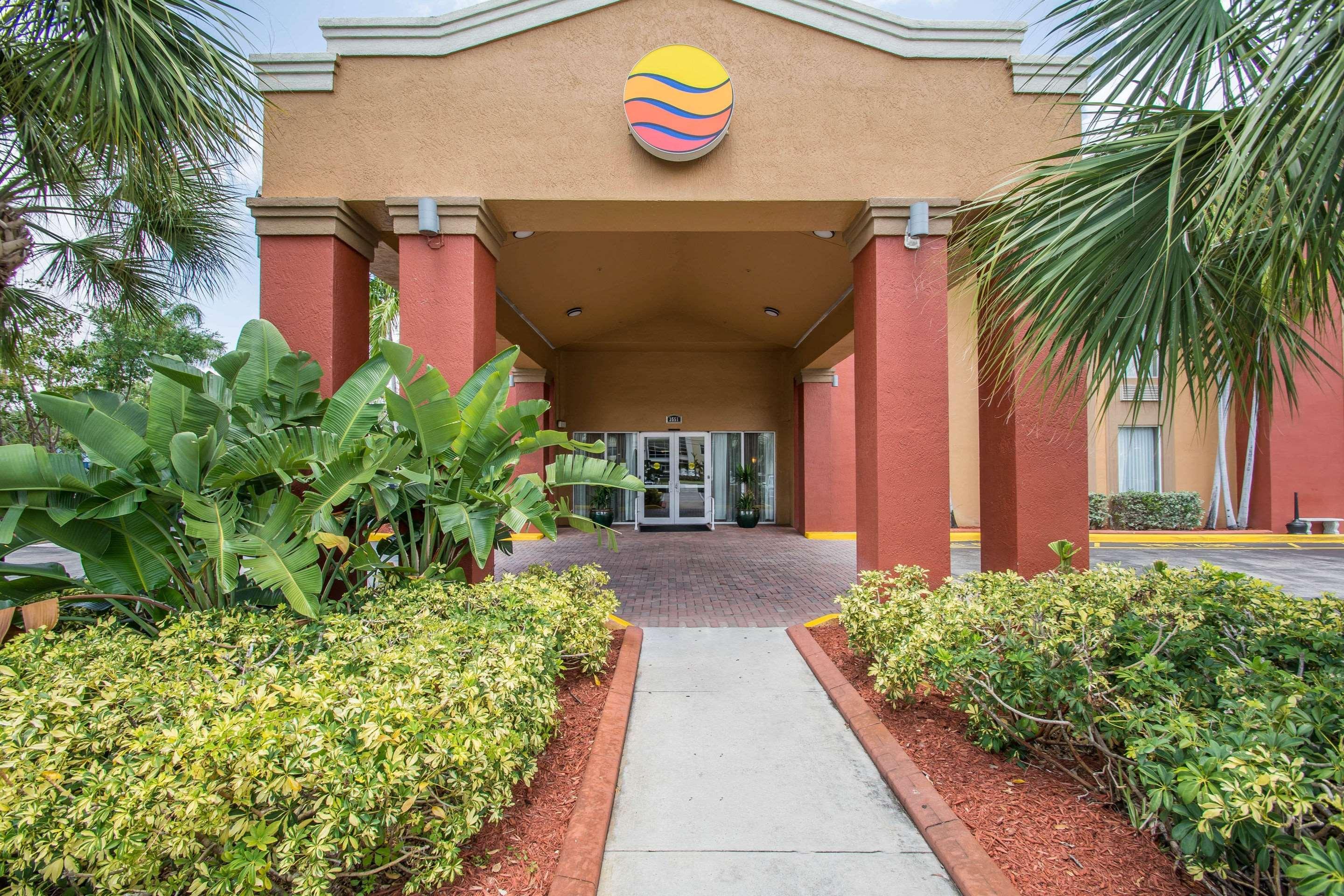 Comfort Inn & Suites Fort Lauderdale West Turnpike Lauderdale Lakes Exterior photo
