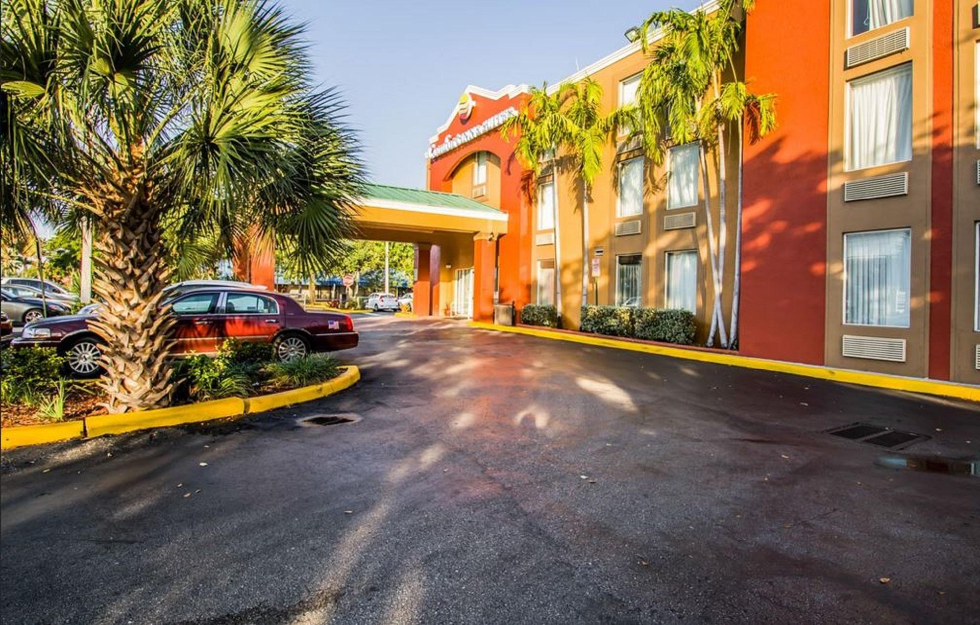 Comfort Inn & Suites Fort Lauderdale West Turnpike Lauderdale Lakes Exterior photo